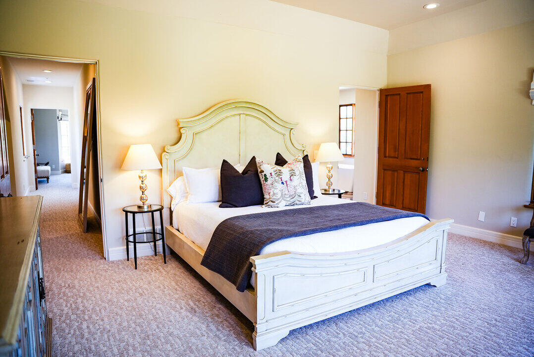 Bedroom with queen size bed