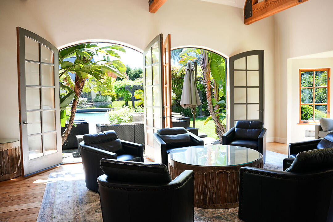 Coffee table with sofas and butterfly doors to the outside