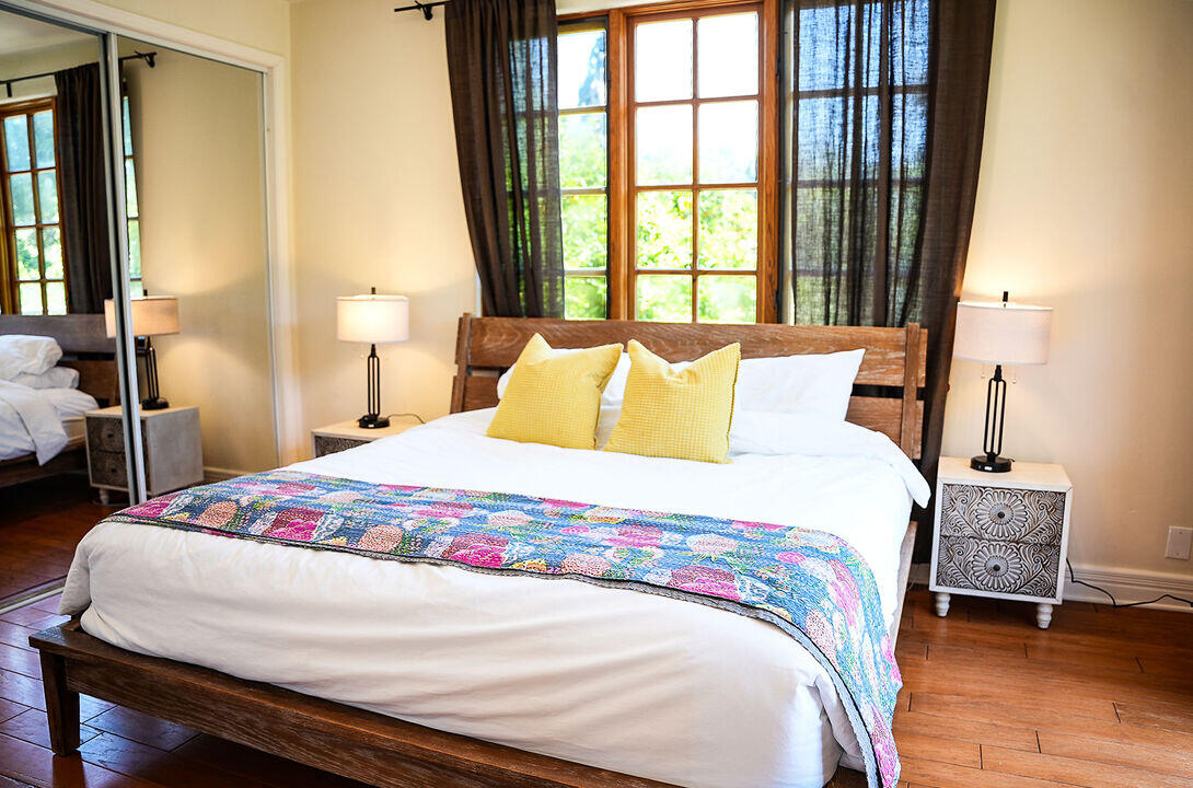 Bedroom with queen size bed