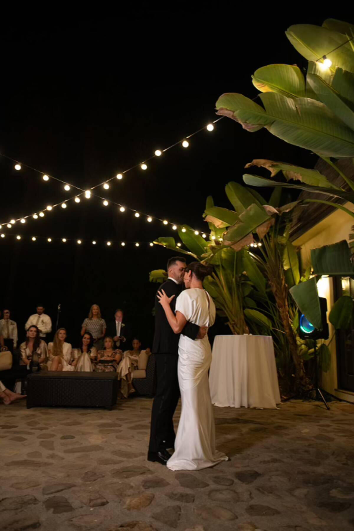 Coffee table with sofas and butterfly doors to the outside